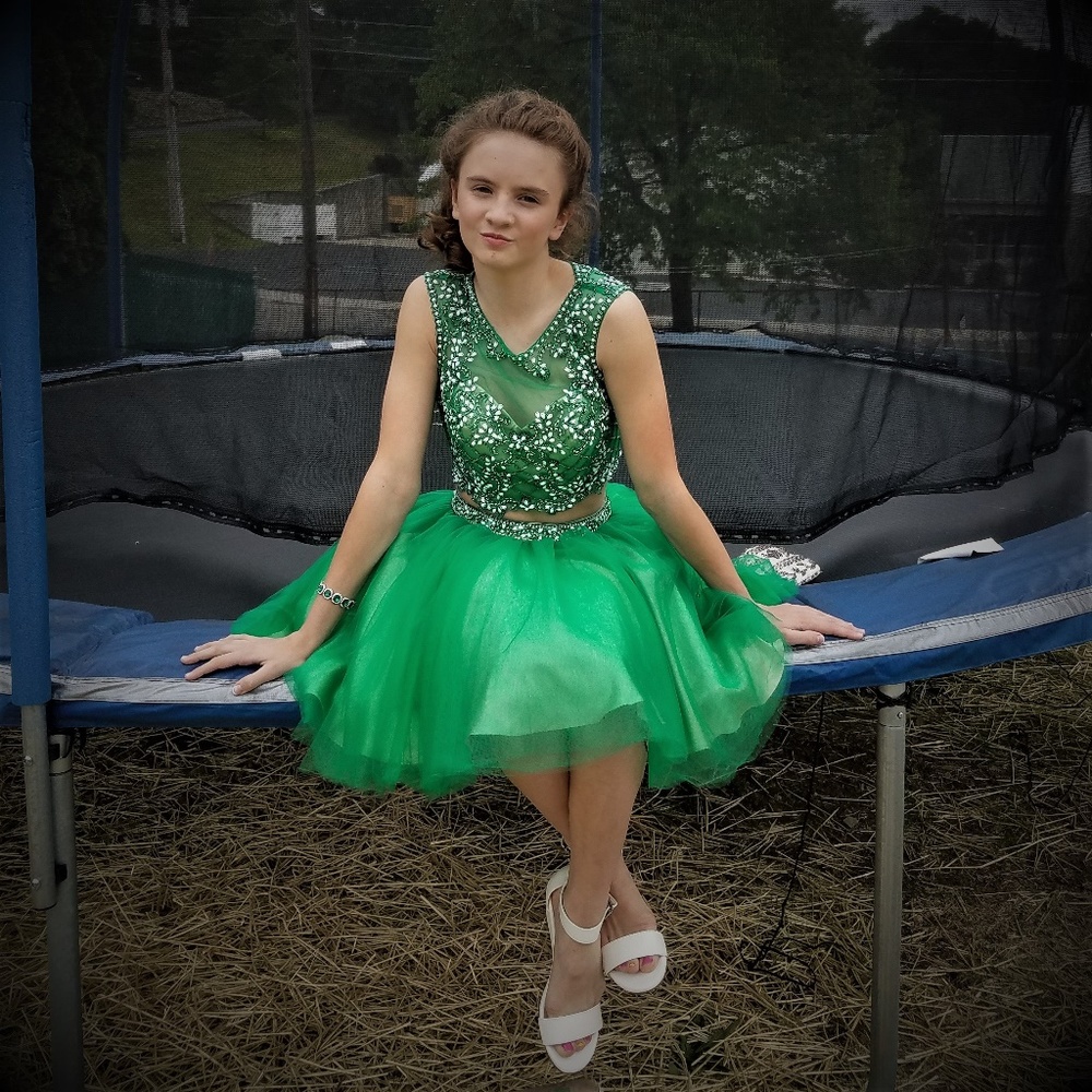 GORGEOUS Kelly Green 2 pc Size 6 Formal Dress